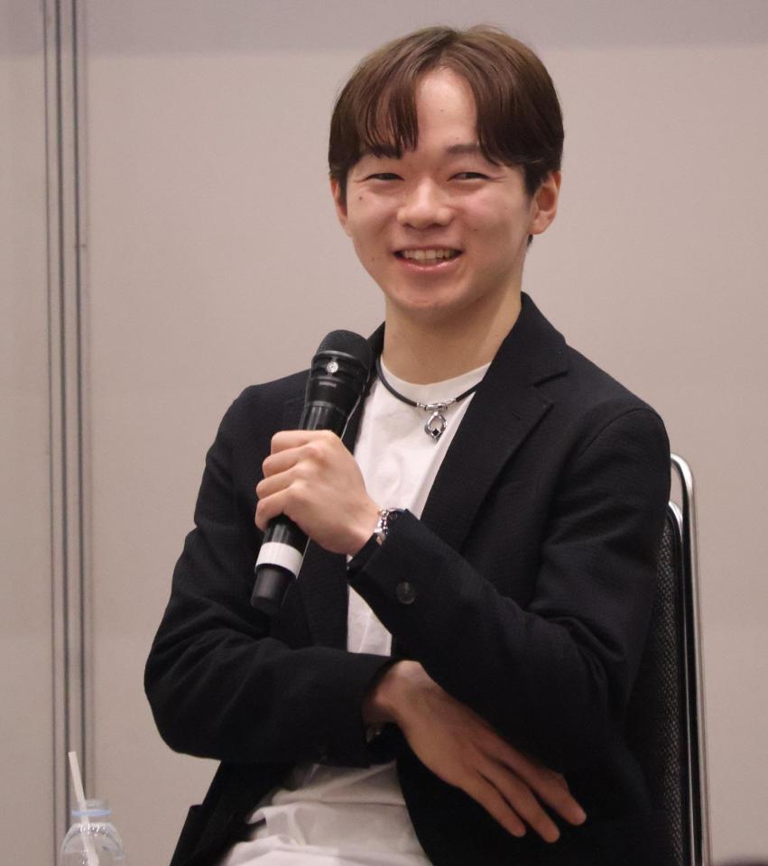 トークショーで笑顔を浮かべながら話す鍵山優真