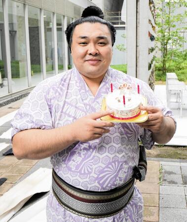 報道陣から誕生日ケーキを贈られ笑顔の霧島