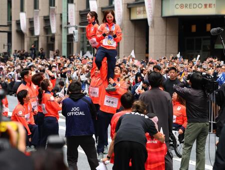 ミラノ・コルティナ五輪パラ応援感謝パレードに登場した三浦璃来、木原龍一組（撮影・金田祐二）