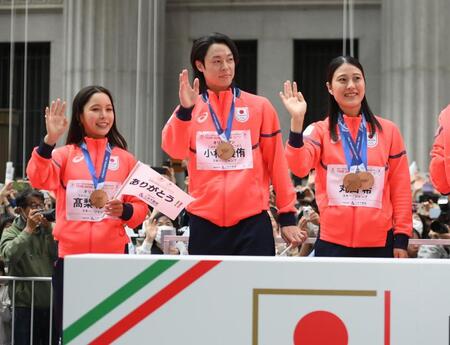 三井本館前で手を振るスキージャンプの（左から）高梨沙羅、小林陵侑、丸山希（撮影・開出牧）
