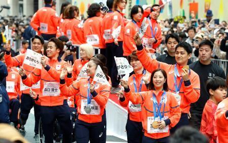 　ミラノ・コルティナ五輪・パラリンピックの日本選手団による「応援感謝パレード」で、東京・日本橋を練り歩くフィギュアスケートの（右から）木原龍一、三浦璃来、森田真沙也、吉田唄菜ら＝２５日午前