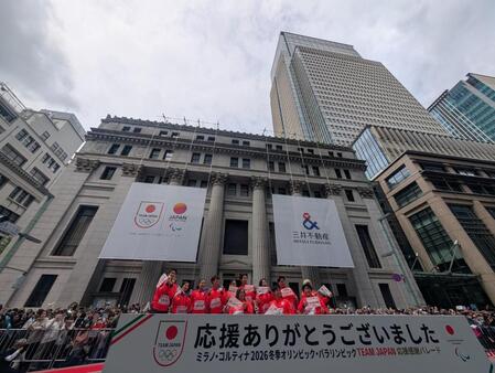 三井本館前でメダルを手に笑顔の（左から）木原龍一、三浦璃来らフィギュアスケートの選手たち（撮影・開出牧）