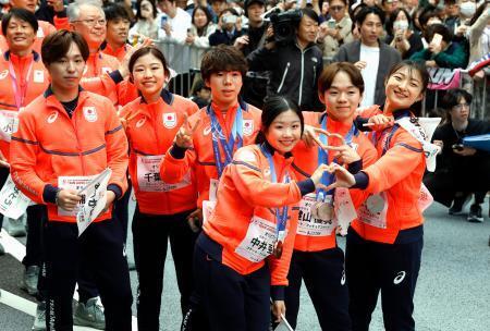 　東京・日本橋でパレードし、ポーズをとるフィギュアスケートの（右から）坂本花織、鍵山優真、中井亜美、佐藤駿ら＝２５日午前