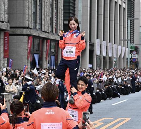 ミラノ・コルティナ冬季五輪・パラリンピックの応援感謝イベントで、リフトを披露するフィギュアスケート・ペアの三浦璃来と木原龍一