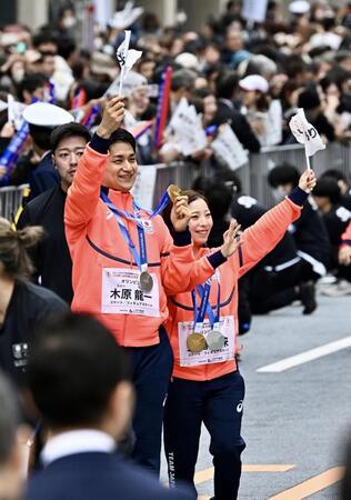 ミラノ・コルティナ冬季五輪・パラリンピックの応援感謝パレードで歓声に応えるフィギュアスケート・ペアの三浦璃来と木原龍一