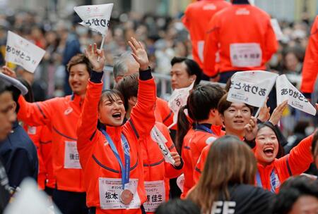東京・日本橋でパレードし、歓声に応えるフィギュアスケートの坂本花織（左）ら＝25日午前