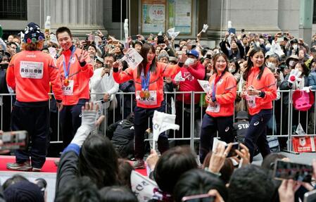 東京・日本橋でパレードするスノーボードの（右から）竹内智香、小野光希、村瀬心椛、木村葵来ら