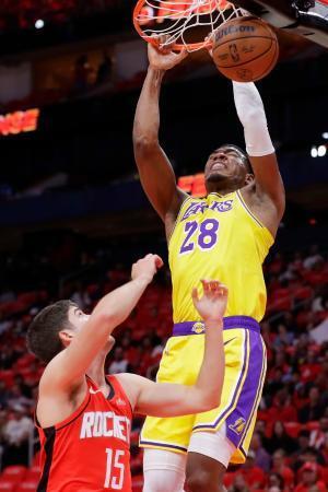 　ロケッツとのプレーオフ１回戦第３戦でダンクシュートを決めるレーカーズの八村（右）＝ヒューストン（ＡＰ＝共同）