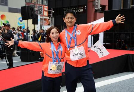ポーズをとる三浦璃来（左）と木原龍一（撮影・石井剣太郎）