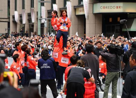 沿道のファンにリフトを披露する木原隆一と三浦璃来（撮影・金田祐二）（撮影・金田祐二）