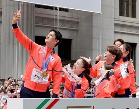 ミラノ・コルティナ冬季五輪・パラリンピックの応援感謝パレードで記念撮影する木原龍一（左）と三浦璃来（右手前）ら