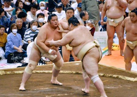 　大相撲春巡業の朝稽古で熱海富士（右）と相撲を取る琴桜＝２５日、千葉県船橋市