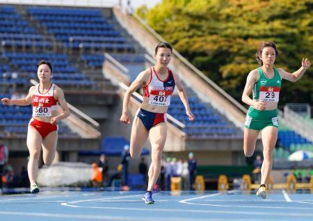 　女子１００メートル決勝　１１秒７５で優勝した蔵重みう（中央）＝レモンガススタジアム平塚