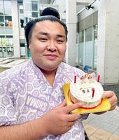 　３０歳の誕生日を迎え、報道陣から贈られたケーキを手に笑顔の霧島