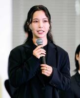 　表彰後、質問に答える高梨沙羅