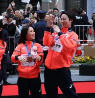ミラノ・コルティナ五輪パラ応援感謝パレードに登場した高梨沙羅（左）と小林陵侑（撮影・金田祐二）