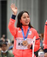 三井本館前で手を振るスキージャンプ女子の高梨沙羅（撮影・開出牧）