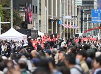 沿道に詰めかけた大勢のファンの歓声を浴びる高梨沙羅（後方右手前）らスキージャンプのオリンピアたち（撮影・開出牧）