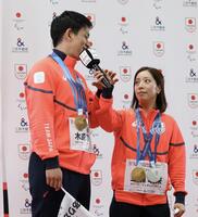 囲み取材で木原龍一（左）にマイクを向ける三浦璃来（撮影・伊藤笙子）