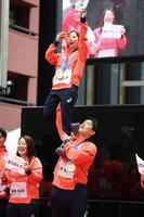 リフトする三浦璃来、木原龍一組