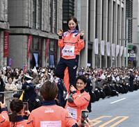 ミラノ・コルティナ冬季五輪・パラリンピックの応援感謝イベントで、リフトを披露するフィギュアスケート・ペアの三浦璃来と木原龍一