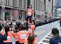ミラノ・コルティナ冬季五輪・パラリンピックの応援感謝イベントで、リフトを披露するフィギュアスケート・ペアの三浦璃来と木原龍一