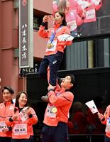 ステージ上で木原龍一にリフトされる三浦璃来