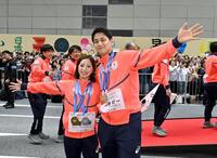 ミラノ・コルティナ冬季五輪・パラリンピックの応援感謝パレードで、撮影に応じる木原龍一と三浦璃来