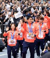 ミラノ・コルティナ冬季五輪・パラリンピックの応援感謝パレードで歓声に応えるフィギュアペア金メダルの木原龍一、三浦璃来