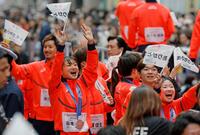 東京・日本橋でパレードし、歓声に応えるフィギュアスケートの坂本花織（左）ら＝25日午前