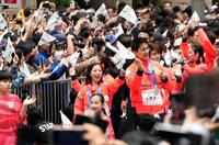 ミラノ・コルティナ五輪・パラリンピックの日本選手団による「応援感謝パレード」で、東京・日本橋を練り歩くフィギュアスケート・ペアの三浦璃来（左）、木原龍一組＝25日午前