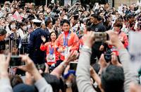 東京・日本橋でパレードするフィギュアスケート・ペアの三浦璃来（左）、木原龍一組＝25日午前