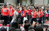 東京・日本橋でパレードするスノーボードの（右から）竹内智香、小野光希、村瀬心椛、木村葵来ら