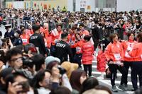 パレードする三浦璃来、木原龍一ら（撮影・石井剣太郎）