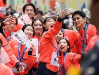 記念撮影する（右から）木原龍一、三浦璃来、吉田唄菜、坂本花織、長岡柚奈、森口澄士、中井亜美、鍵山優真（撮影・石井剣太郎）