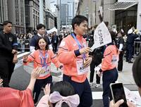 ミラノ・コルティナ冬季五輪・パラリンピックの応援感謝イベントで、パレードするフィギュアスケート・ペアのと木原龍一と三浦璃来