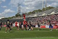 前半開始直後、神戸はラインアウトを起点に先制トライを挙げる