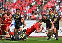 神戸-東京ＳＧ　前半、神戸のレタリックが先制トライを決める（撮影・大田将之）