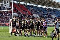 前半、円陣を組む東京ＳＧのメンバー