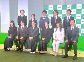 「エイブルｐｒｅｓｅｎｔｓ　Ｓｎｏｗ　Ａｔｈｌｅｔｅｓ　ｏｆ　ｔｈｅ　Ｙｅａｒ　２０２５-２０２６」に出席した（前列左から）深田茉莉、戸塚優斗、竹内智香、高梨沙羅、村瀬心椛、木村葵来、（後列左から）小林陵侑、小野光希、木俣椋真、山田琉聖、堀島行真