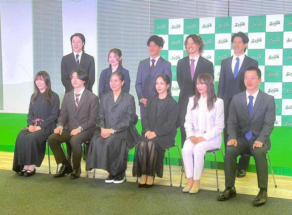 「エイブルｐｒｅｓｅｎｔｓ　Ｓｎｏｗ　Ａｔｈｌｅｔｅｓ　ｏｆ　ｔｈｅ　Ｙｅａｒ　２０２５-２０２６」に出席した（前列左から）深田茉莉、戸塚優斗、竹内智香、高梨沙羅、村瀬心椛、木村葵来、（後列左から）小林陵侑、小野光希、木俣椋真、山田琉聖、堀島行真