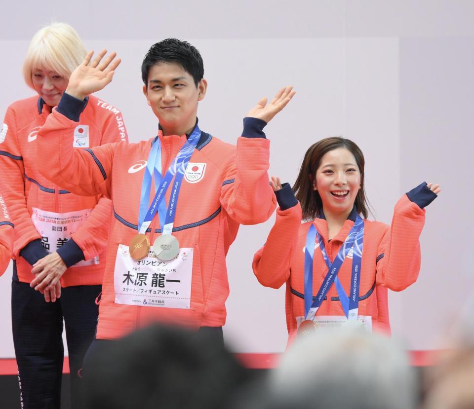 ミラノ・コルティナ五輪パラ応援感謝パレードに登場した三浦璃来、木原龍一組（撮影・伊藤笙子）