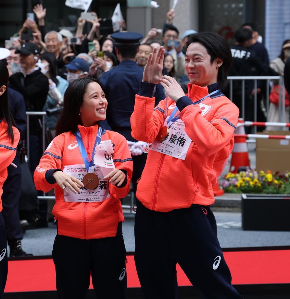 ミラノ・コルティナ五輪パラ応援感謝パレードに登場した高梨沙羅（左）と小林陵侑（撮影・金田祐二）