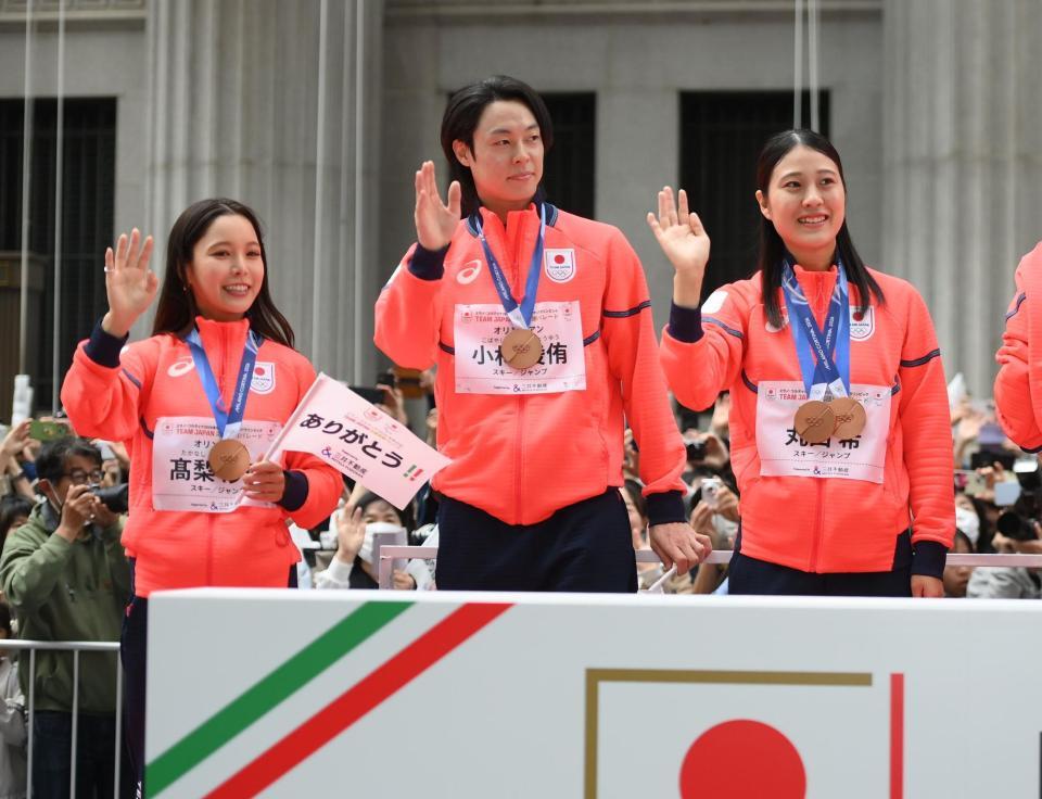三井本館前で手を振るスキージャンプの（左から）高梨沙羅、小林陵侑、丸山希（撮影・開出牧）