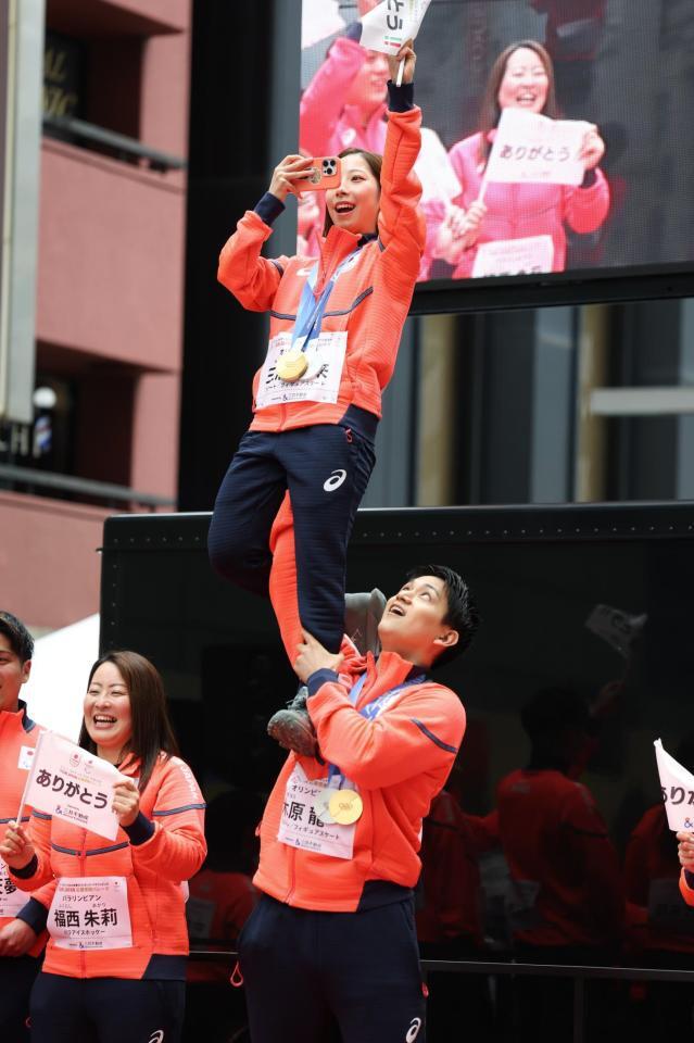 リフトする三浦璃来、木原龍一組