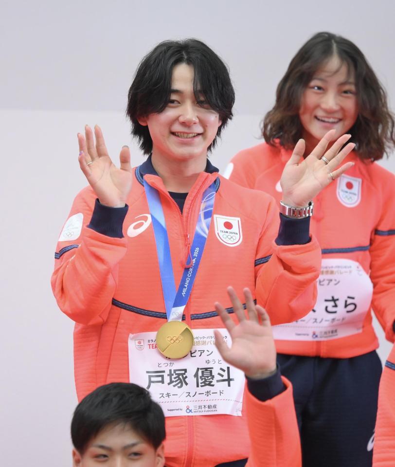 ミラノ・コルティナ五輪パラ応援感謝パレードに登場した戸塚優斗（撮影・伊藤笙子）