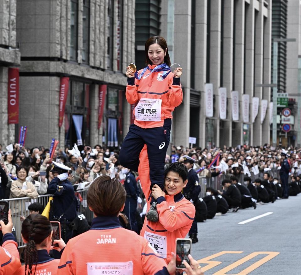 ミラノ・コルティナ冬季五輪・パラリンピックの応援感謝イベントで、リフトを披露するフィギュアスケート・ペアの三浦璃来と木原龍一