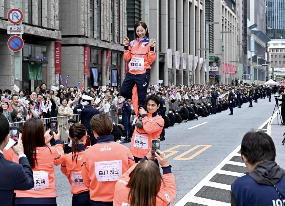 ミラノ・コルティナ冬季五輪・パラリンピックの応援感謝イベントで、リフトを披露するフィギュアスケート・ペアの三浦璃来と木原龍一