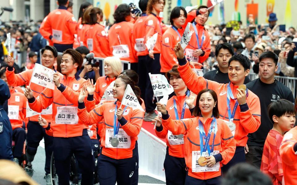 ミラノ・コルティナ五輪・パラリンピックの日本選手団による「応援感謝パレード」で、東京・日本橋を練り歩くフィギュアスケートの（右から）木原龍一、三浦璃来、森田真沙也、吉田唄菜ら＝25日午前