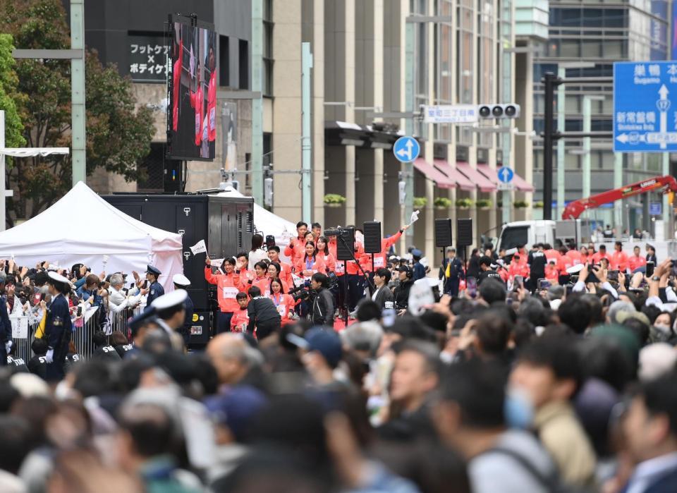 沿道に詰めかけた大勢のファンの歓声を浴びる高梨沙羅（後方右手前）らスキージャンプのオリンピアたち（撮影・開出牧）